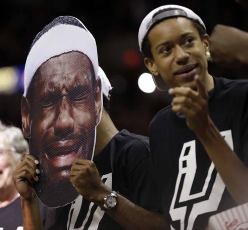 I tifosi degli Spurs hanno gi preparato maschere evocative della disperazione di LeBron...  Lapresse